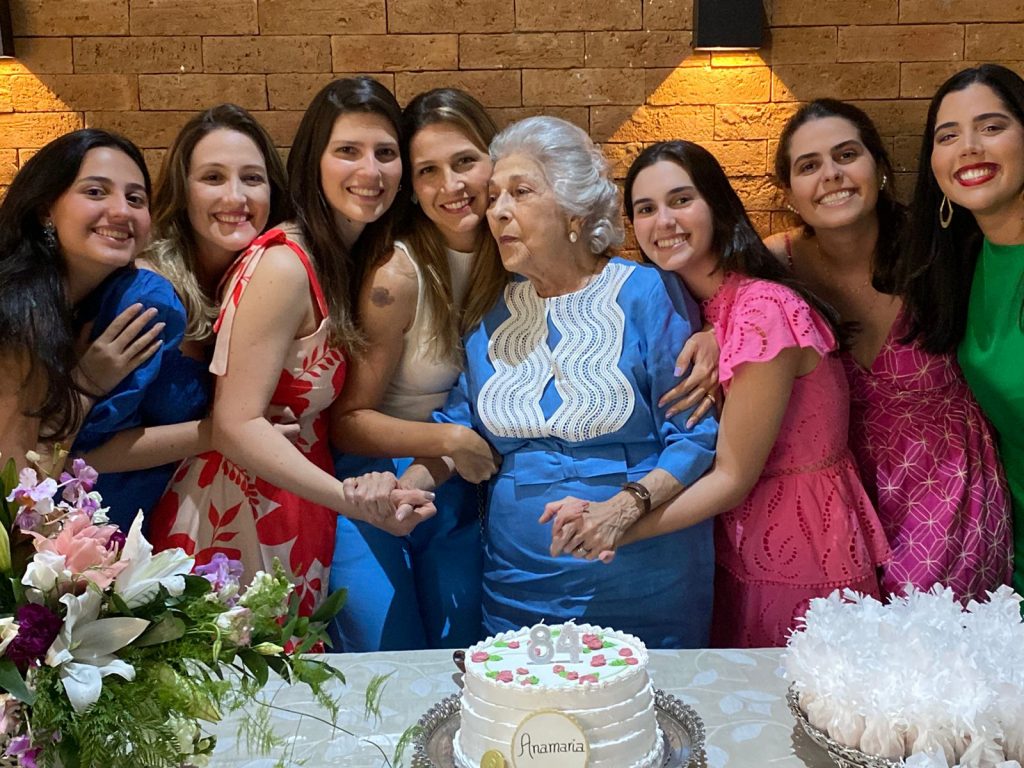 Família Araújo - Happy Birthday Dona Miriam mamãe da nossa
